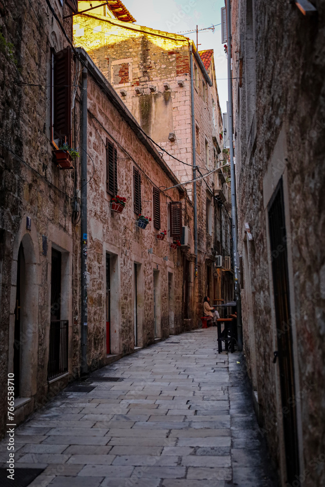 Fototapeta premium Weihnachtlich geschmückte Gassen und Restaurants in der Altstadt von Split