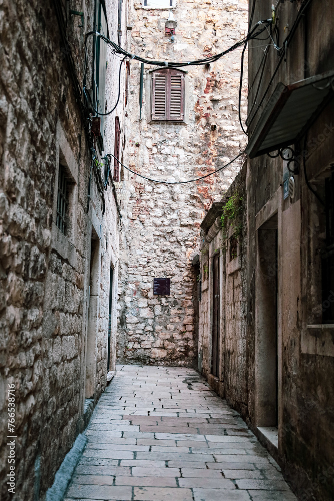 Weihnachtlich geschmückte Gassen und Restaurants in der Altstadt von Split Weihnachtlich geschmückte Gassen und Restaurants in der Altstadt von Split