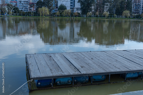 деревянный пирс на пруду 