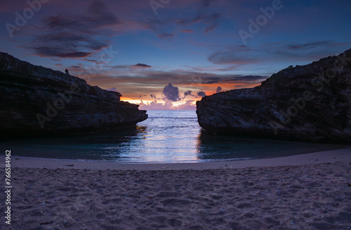 Foto View of sunrise at Anse Bouteille located on the west coast of Rodrigues island