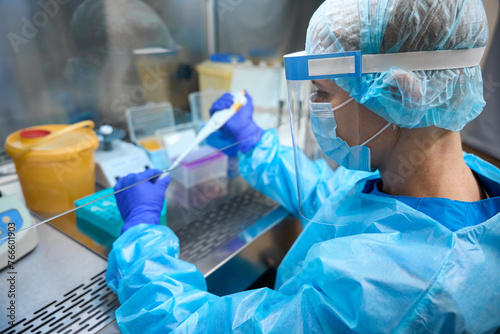 Εκτύπωση καμβά Female infectious disease specialist working in laboratory with biomaterial