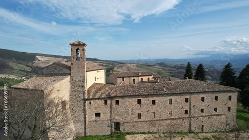 veduta aerea di città castello con paesaggio panoramico, ripresa con drone in alta risoluzione photo