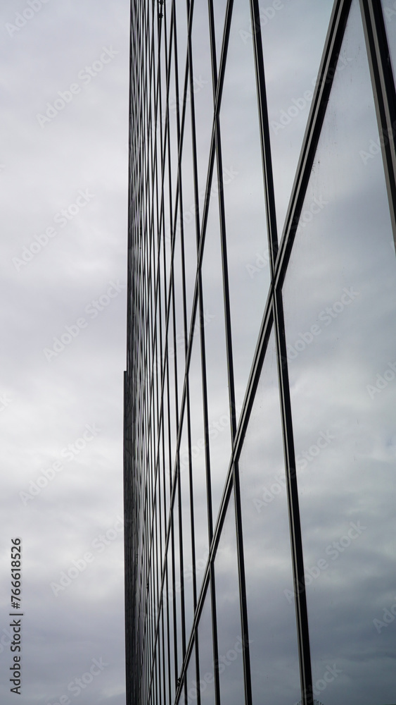Fototapeta premium Reflet du ciel dans une façade en verre