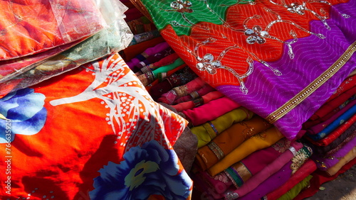 Vente de vétements, de tissus, de laine et de cachemire, style vestimentaire indien, avec des dessins, de toutes couleurs, couture soignée et main d'œuvre, de l'art visuel, objets de décoration  photo