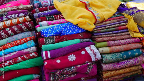 Vente de vétements, de tissus, de laine et de cachemire, style vestimentaire indien, avec des dessins, de toutes couleurs, couture soignée et main d'œuvre, de l'art visuel, objets de décoration  photo