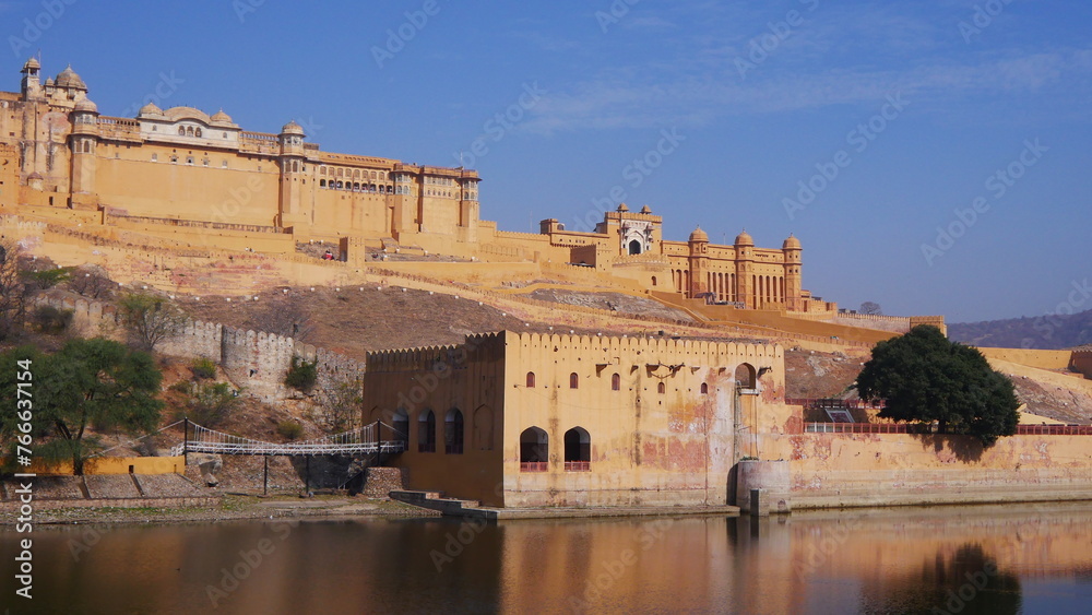 fort d’Amber, ancienne résidence des Maharadjahs, vue de l'extérieur avec son architecture de château fort, au sommet d'une montagne, ses défenses et son lac, beauté urbaine historique et ses jardins 