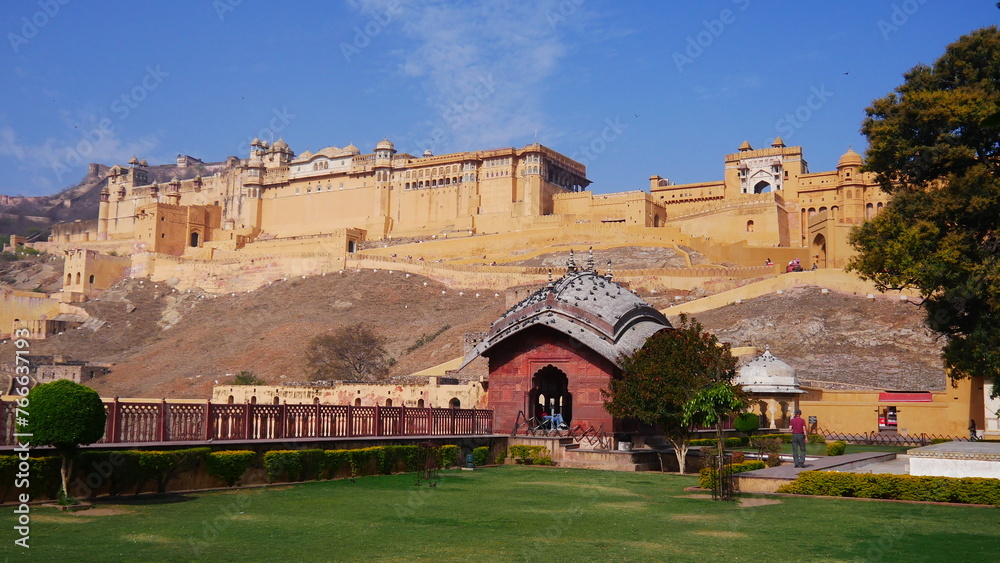 fort d’Amber, ancienne résidence des Maharadjahs, vue de l'extérieur avec son architecture de château fort, au sommet d'une montagne, ses défenses et son lac, beauté urbaine historique et ses jardins 
