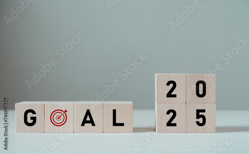 2025 goals of business or life. Wooden cubes with 2025 and goal icon on smart background. Starting to new year. Business common goals for planning new project, annual plan, business target achievement