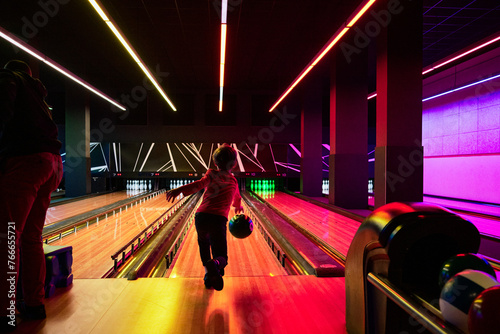 Schilderij op canvas Garçon jouant au bowling avec des couleurs vives