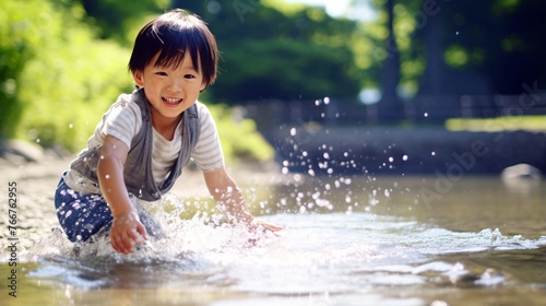 子供の川遊び、田舎の川で遊ぶ日本人の男の子