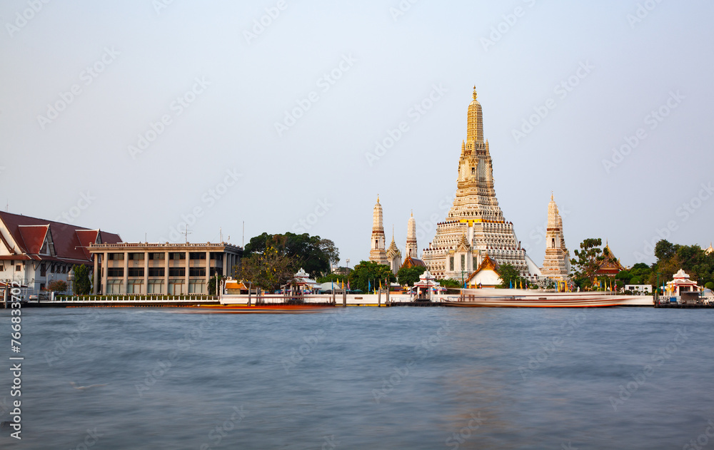 Fototapeta premium wat arun in the morning Bangkok