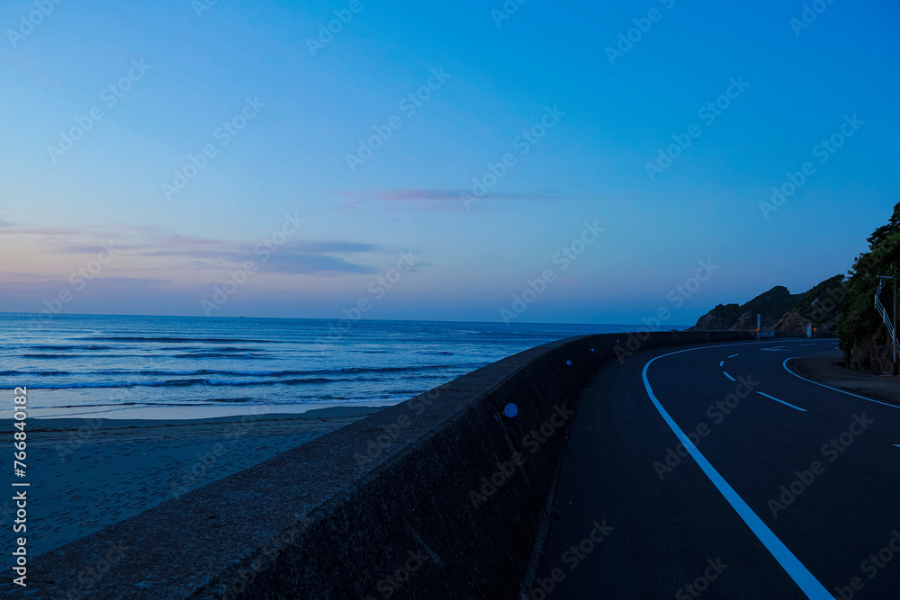 海の見える夜明けの道路