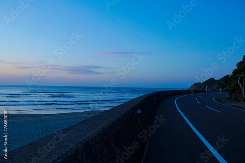 海の見える夜明けの道路 © 聡子 山本