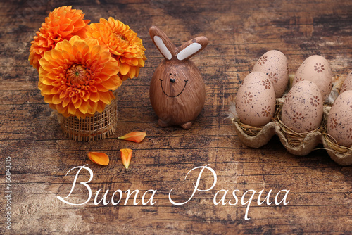 Biglietto d'auguri Buona Pasqua: composizione con coniglietti pasquali, fiori e uova di Pasqua colorate.