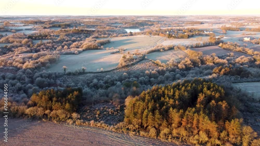 Vue aérienne d'un lever de soleil sur la campagne givrée, Bretagne