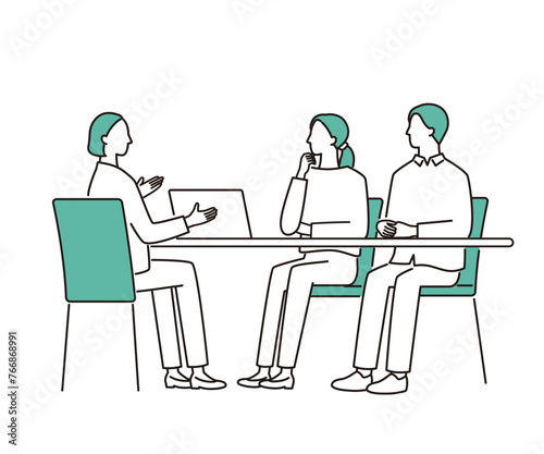 相談する若い夫婦と女性プランナー