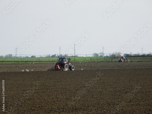 mezzo agricolo trattore nei campi