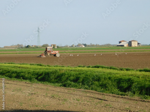 trattore al lavoro nei campi