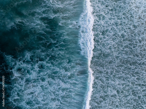 Toma cenital de olas rompiendo en el atlantico © ZonaFreeDrone