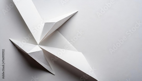 抽象的な白い折り紙がある空間