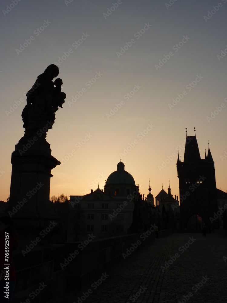Statue Pont Charles au coucher de soleil à Prague Statue Pont Charles au coucher de soleil à Prague