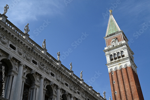 La bibliothèque Nationale Marciana et le Campanile de Venise
