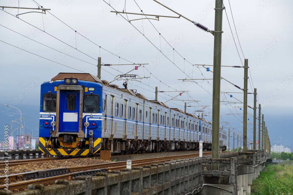 台湾の宜蘭市内を走る東部幹線の普通列車