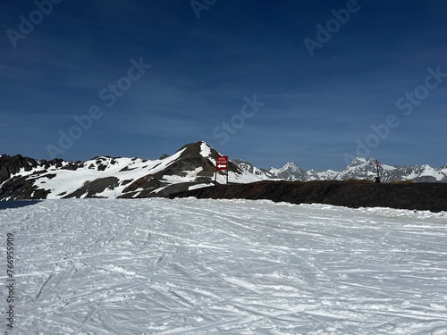 Paisaje nevado montaña con nieve invernal FORMIGAL photo