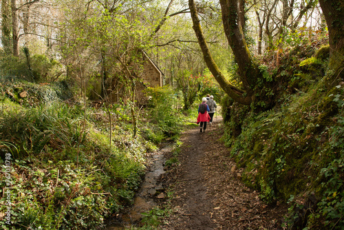 groupe de randonneurs sur un sentier en Bretagne © aquaphoto