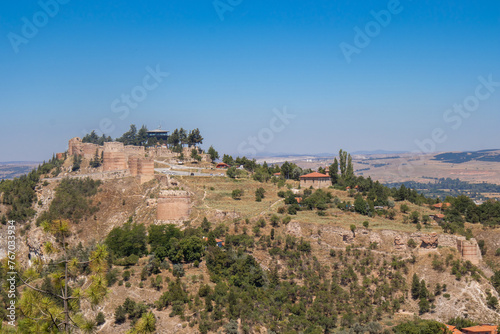 View of K  tahya castle from H  d  rl  k hill.