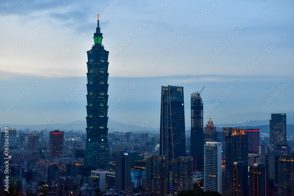 Naklejka premium Aerial view of skyline of Taipei city with Taipei 101 Skyscraper at sunset from Xiangshan Elephant Mountain. Beautiful landscape and cityscape of Taipei downtown buildings and architecture in the city