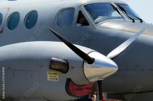 Tableau sur toile twin-engine propeller airplane zoom cockpit military transport fly gray blades f