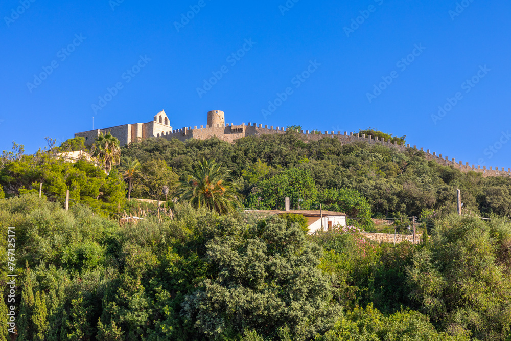 Blick auf die mittelalterliche Festung von Capdepera, Mallorca