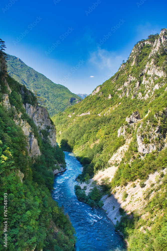 Gebirgsfluss in den albanischen Alpen