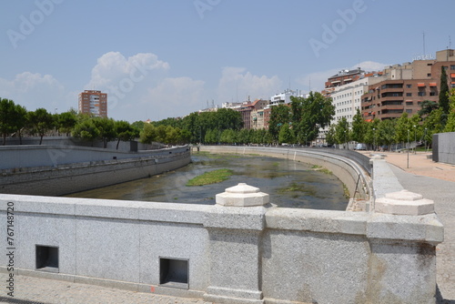 Madrid, Espagne, 15 juillet 2015 : Pont du Roi et fleuve Manzanares photo