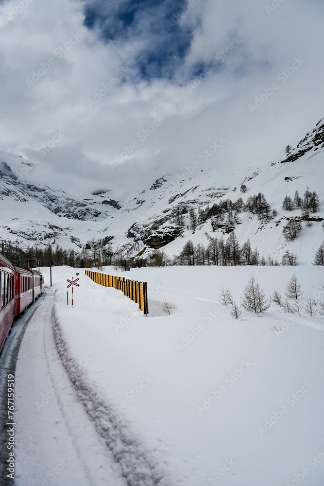 Bernina, Alp Grüm, Gletscher, Palü Gletscher, Piz Palü, Piz Varuna, Piz Canton, Alpen, Graubünden, Zugstrecke, Bernina-Express, Berninapass, Val Poschiavo, Winter, Schneedecke, Neuschnee, Schweiz
