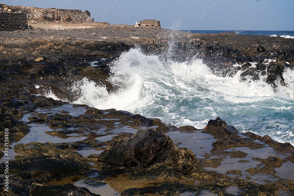 mare mosso provoca forti onde che si abbattono sulla costa