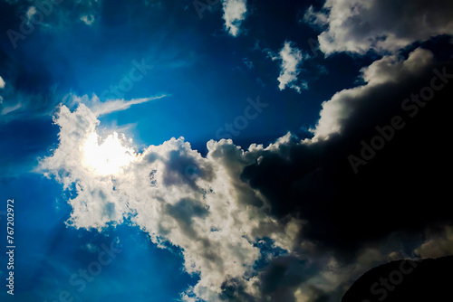 雲のシルエットと太陽光