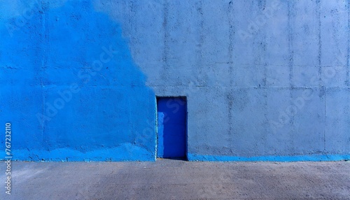 青いコンクリートの壁 © ベルベットR