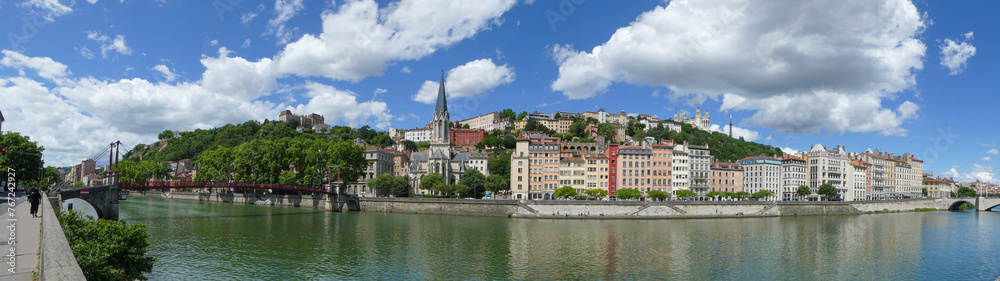 Panorama quai de Saône à Lyon, colline de Fourvière, basilique de Fourvière, Vieux Lyon, église Saint Georges