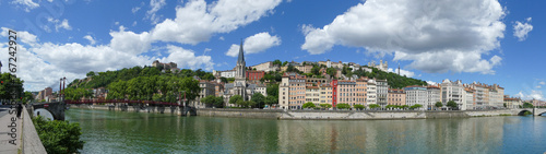 Panorama quai de Saône à Lyon, colline de Fourvière, basilique de Fourvière, Vieux Lyon, église Saint Georges © jef 77