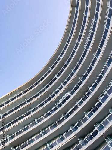 Edificio de pisos con cielo azul