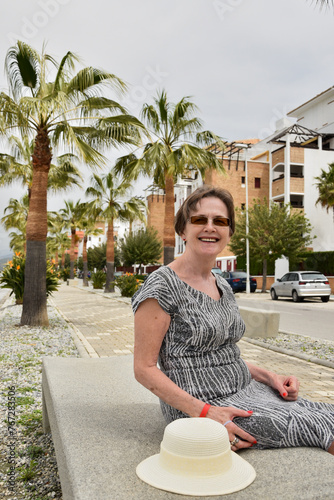 Szczęśliwy senior na wakacjach, dojrzała kobieta na emeryturze, seniorka relaksuje się na urlopie, starsza kobieta podróżuje, Hiszpania, Costa del Sol.