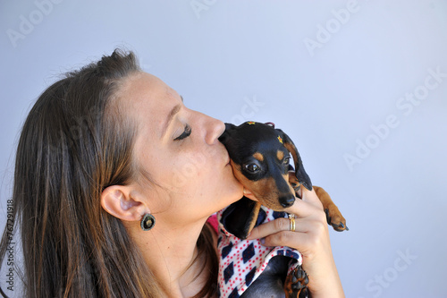 amor canino, mulher com filhote de duchshund fofo  photo