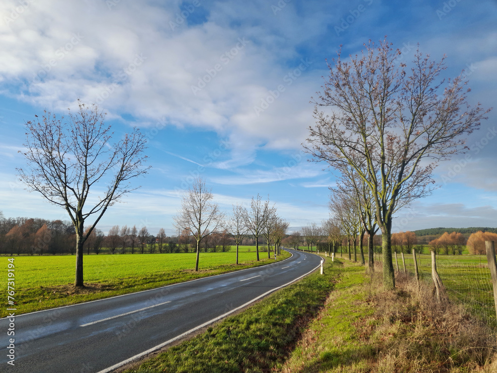 Landschaft mit Strasse