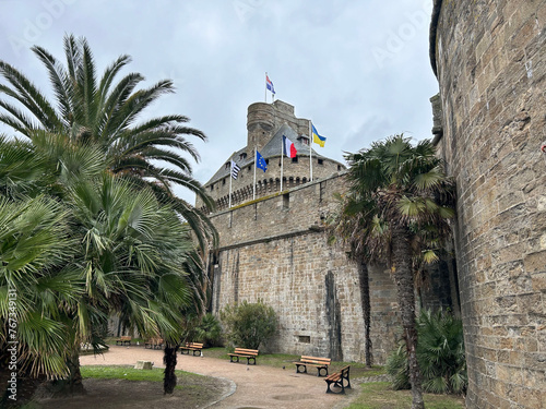 Vue sur la fortification de saint Malo avec drapeaux