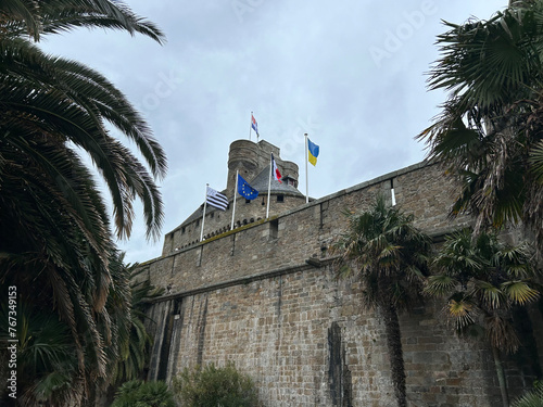 Vue sur la fortification de saint Malo avec drapeaux