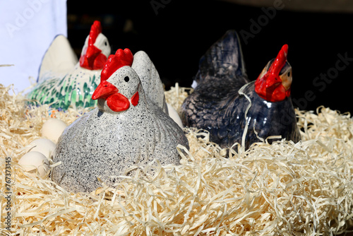 Kura siedzi w gnieździe na jajkach. 