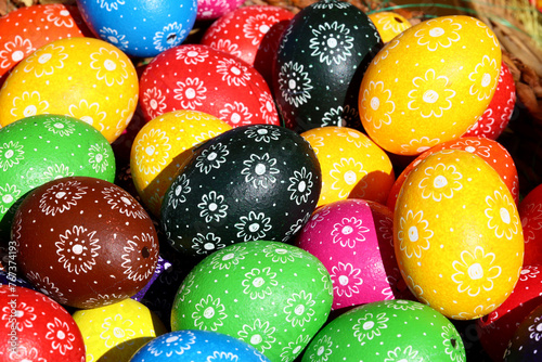 Jaja wielkanocne kolorowe pisanki w koszyku wiklinowym. 