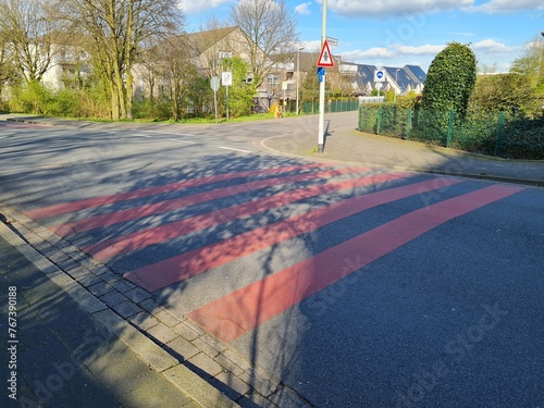 Ein Roter Zebrastreifen hat im Straßenverkehr keine rechtliche Bedeutung 
